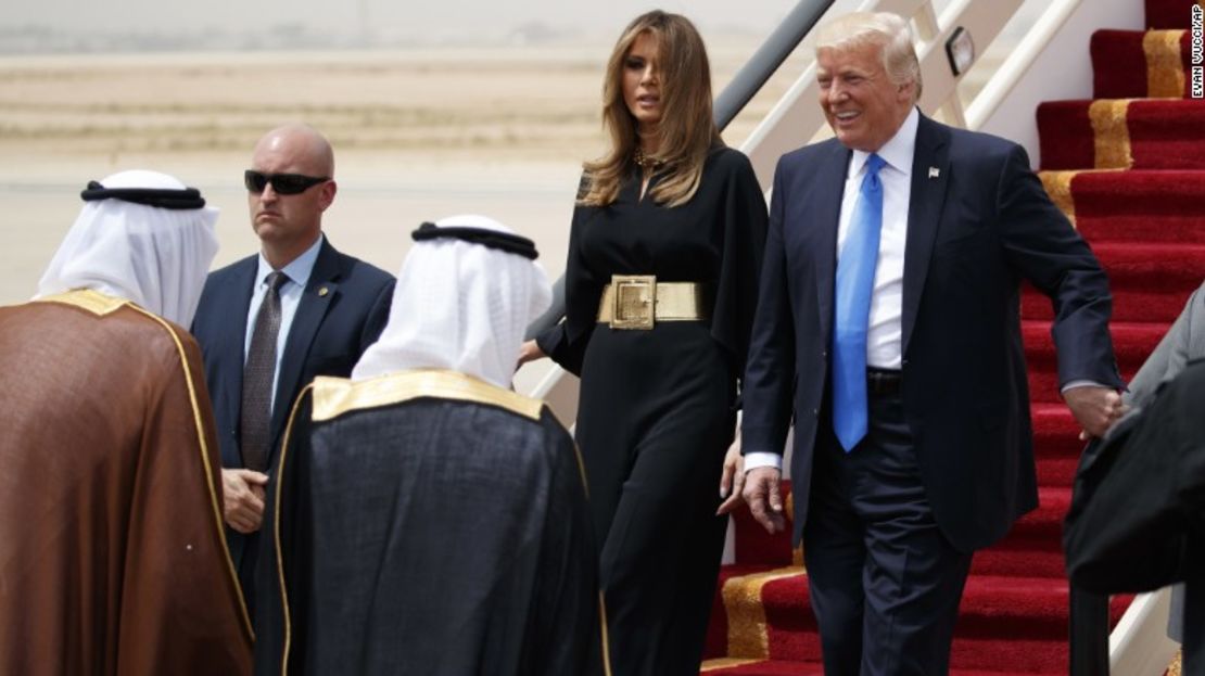 Donald Trump y la primera dama Melania Trump a su llegada a Arabia Saudita.