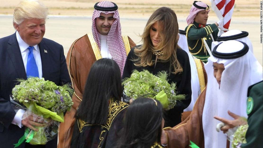 Como otras primeras damas en el pasado, Melania Trump no se cubrió el cabello a su llegada a Arabia Saudita.