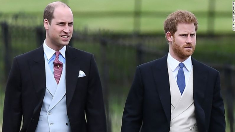 El príncipe Guillermo, Duque de Cambridge, y el Príncipe Enrique fueron vistos caminando cerca de la iglesia poco antes de la ceremonia.