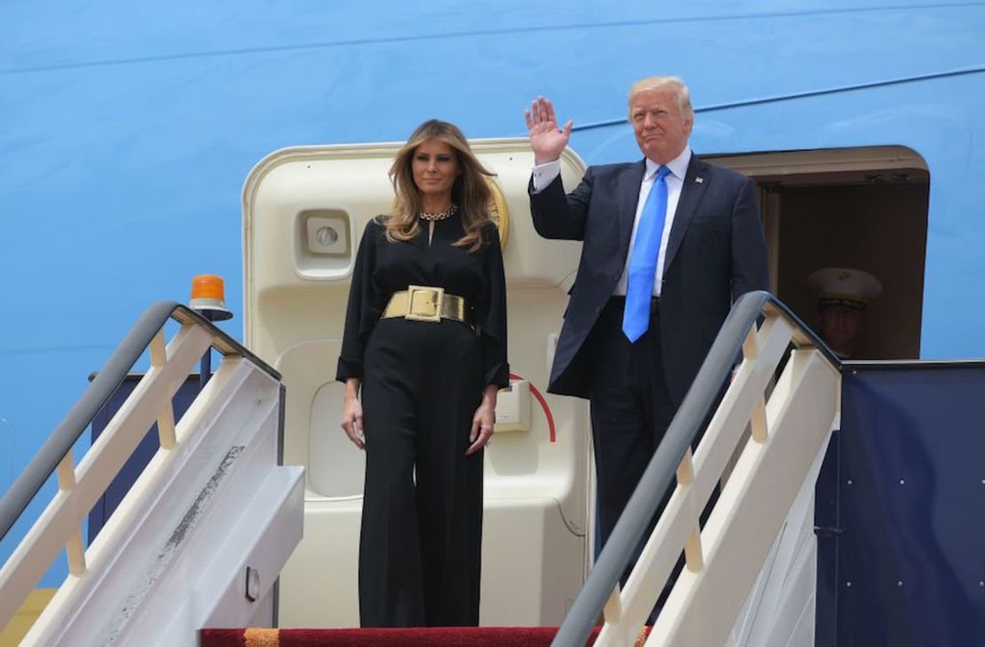 El presidente de EE.UU., Donald Trump, y la primera dama Melania Trump a su llegada a Arabia Saudita.