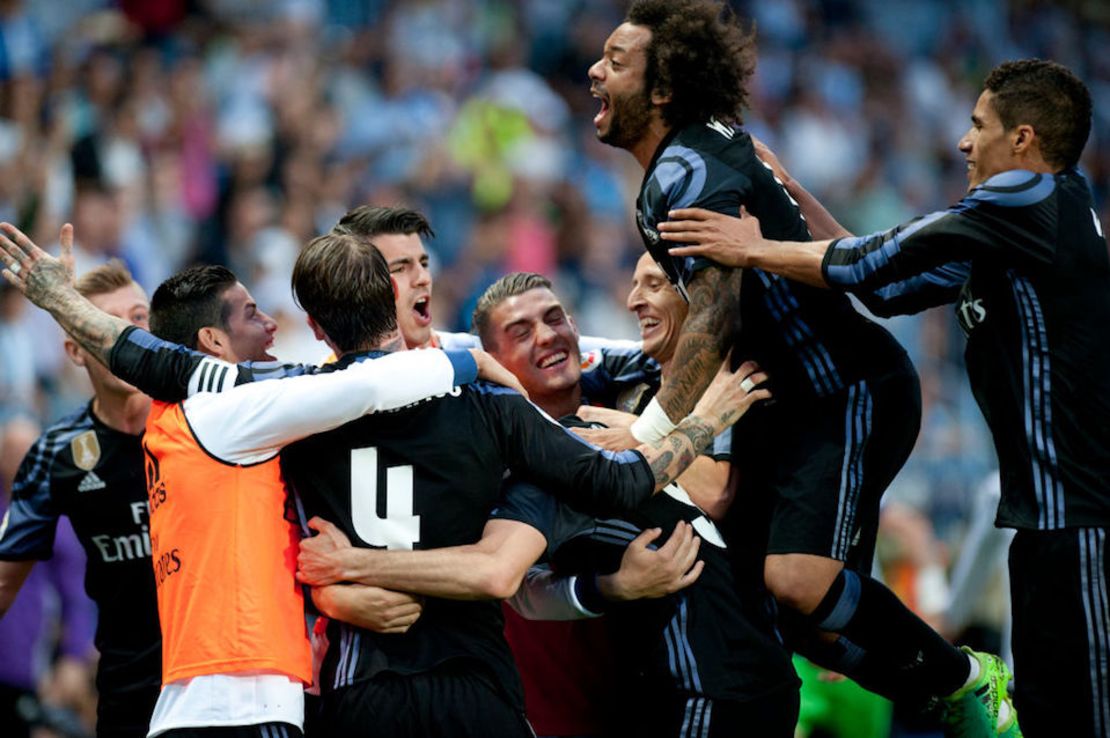 Real Madrid players celebrate a goal during the Spanish league football match Malaga CF vs Real Madrid CF  at La Rosaleda stadium in Malaga on May 21, 2017. / AFP PHOTO / SERGIO CAMACHO