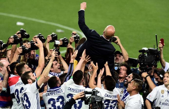 El entrenador Zinedine Zidane, epicentro de la celebración.