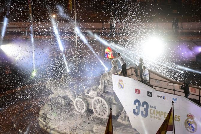 Como es tradición, la plaza de Cibeles se convirtió en el epicentro de los festejos del Real Madrid por su 33 título de Liga.