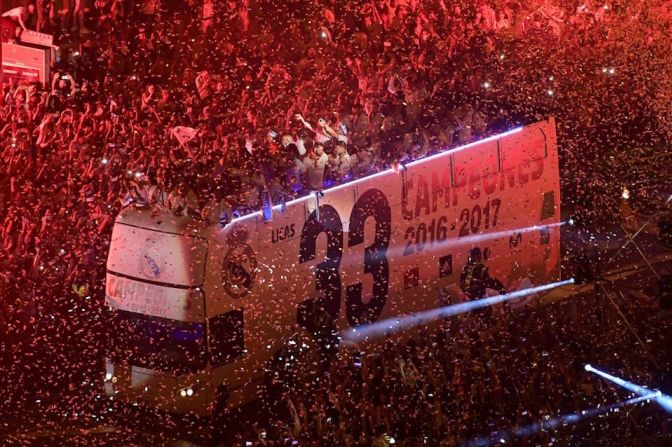 Tras proclamarse campeones en Málaga, los jugadores del Madrid volaron a la capital y fueron a celebrar el título con su afición a la Cibeles.