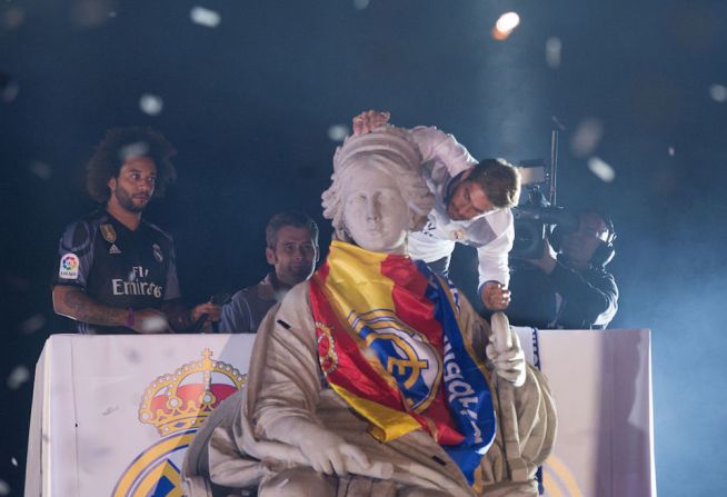 El capitán, Sergio Ramos, le colocó la bandera del Real Madrid a la diosa Cibeles.