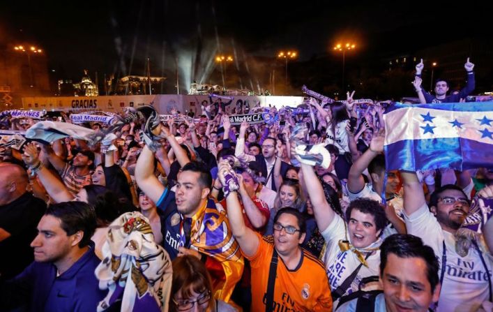 La afición del Real Madrid se empezó a congregar en la emblemática plaza madrileña cuando acabó el partido en Málaga y esperó hasta después de la medianoche a que llegaran sus campeones.