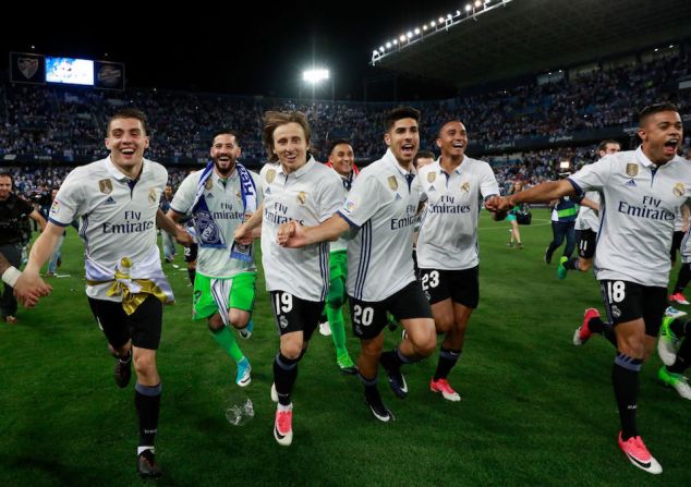 Los festejos de los jugadores comenzaron en La Rosaleda, el campo del Málaga.