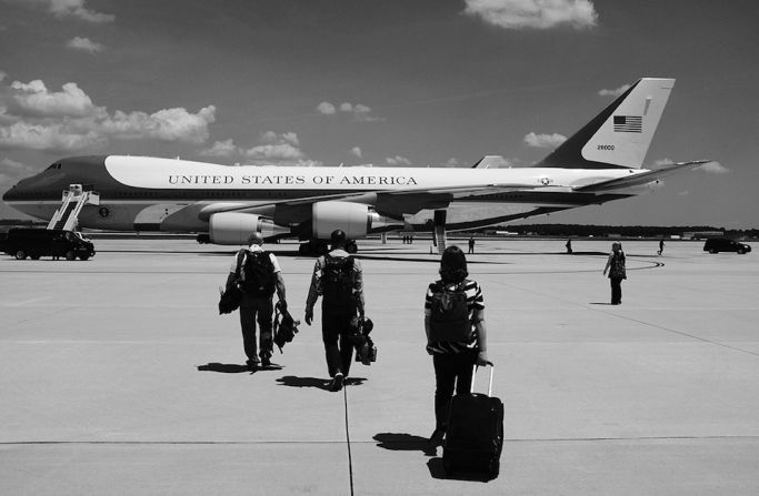 Miembros de la prensa, camino a abordar el Air Force One antes de partir de la base Andrews de la Fuerza Aérea.