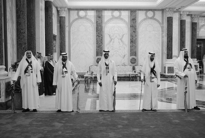 Guardias de palacio en la corte en Riad.