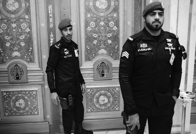 Personal de seguridad custodia una puerta antes de la cumbre del domingo en Riad.