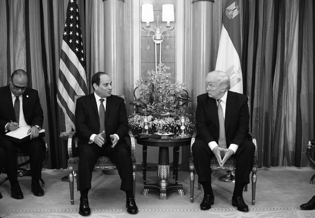 Truump habla con el presidente egipcio, al Sisi. El mandatario egipcio dijo que su homólogo estadounidense tenía una "personalidad única capaz de hacer lo imposible". Por su parte, Trump bromeó alabando los zapatos de al-Sisi.