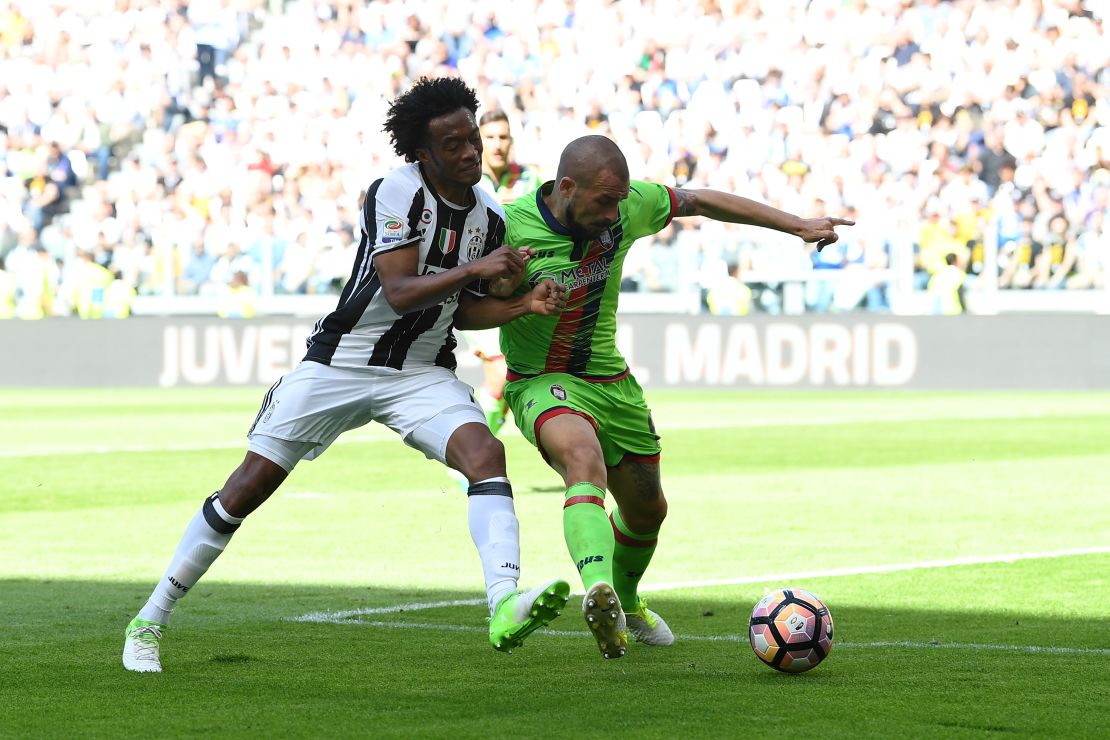 Juan Guillermo Cuadrado disputa un balón con Baruno Martella, del Crotone, durante el partido de liga en Turín.