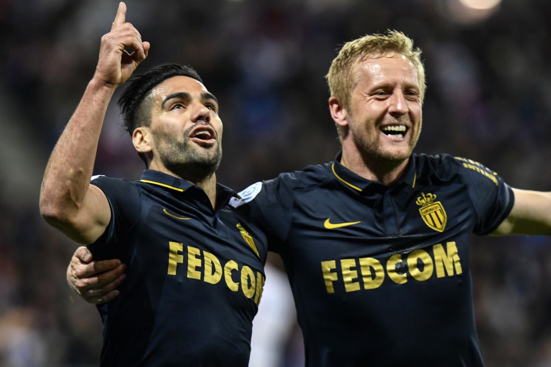 Falcao celebra junto al polaco Kamil Glik tras anotar un gol contra el Olympique de Marsella el pasado 23 de abril.