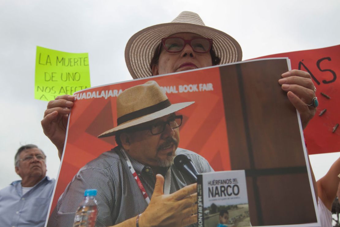 Periodistas del estado de Nuevo León y miembros de organizaciones civiles protestan contra el asesinato del periodista Javier Valdez ocurrido en Sinaloa, protestaron en Monterrey, México, el 20 de mayo de 2017.