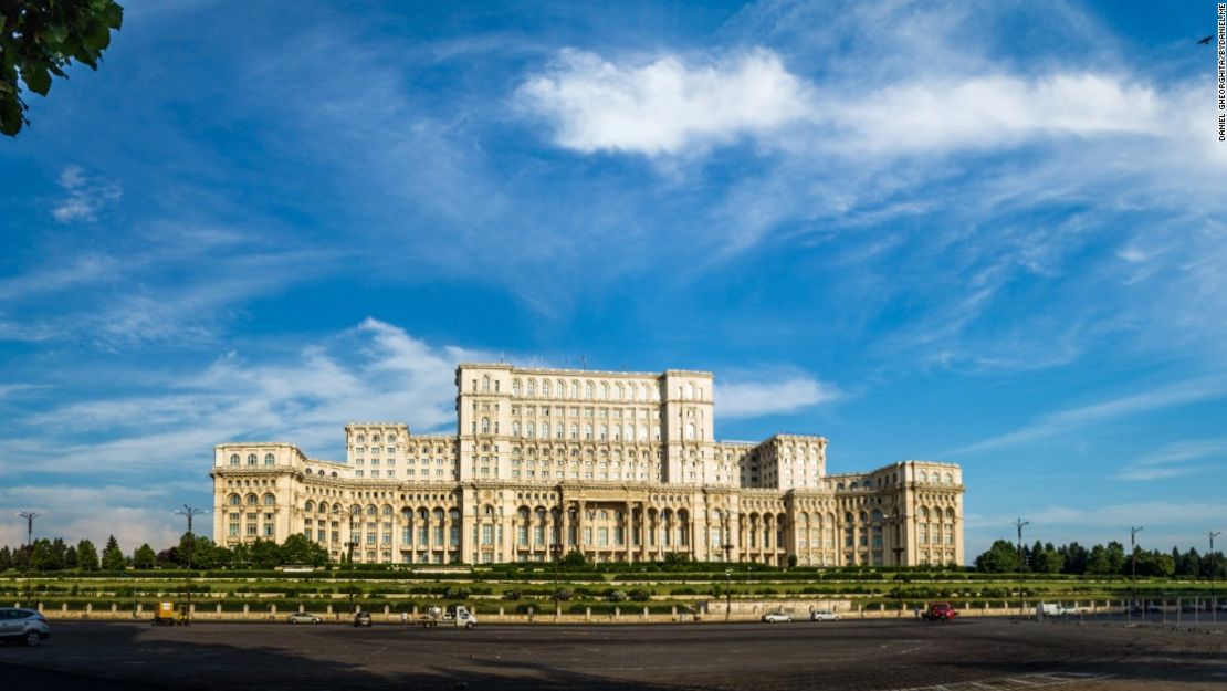 El inmenso Palacio del Parlamento de Rumania es el segundo edificio administrativo más grande del mundo, después del Pentágono.