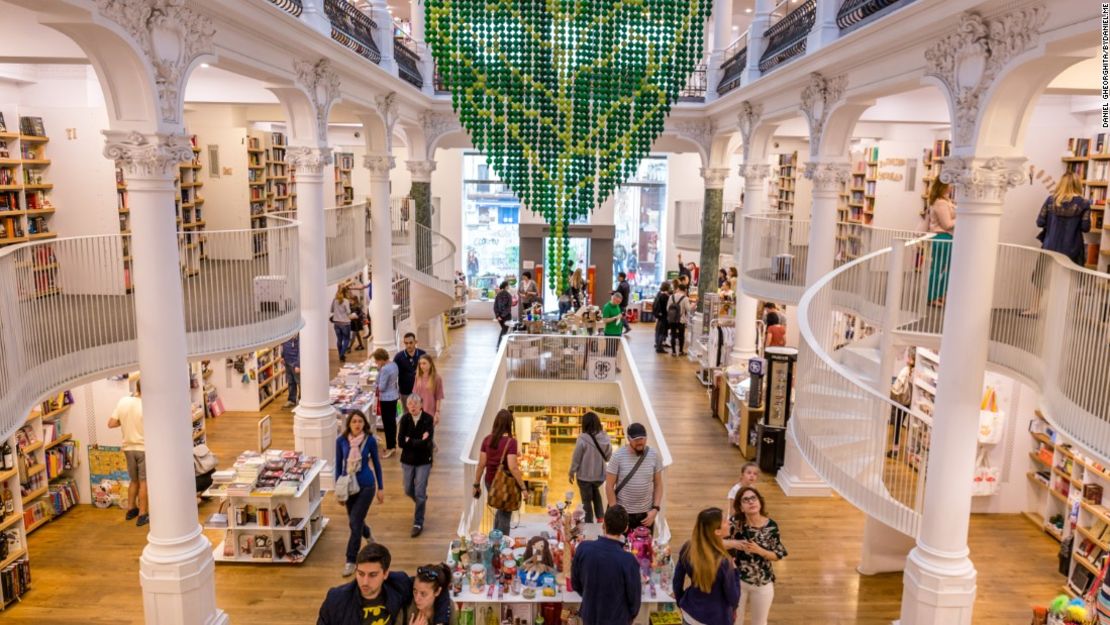 Muchos dicen que la librería Carturesti Carusel es una de las más bellas de Europa... y del mundo.