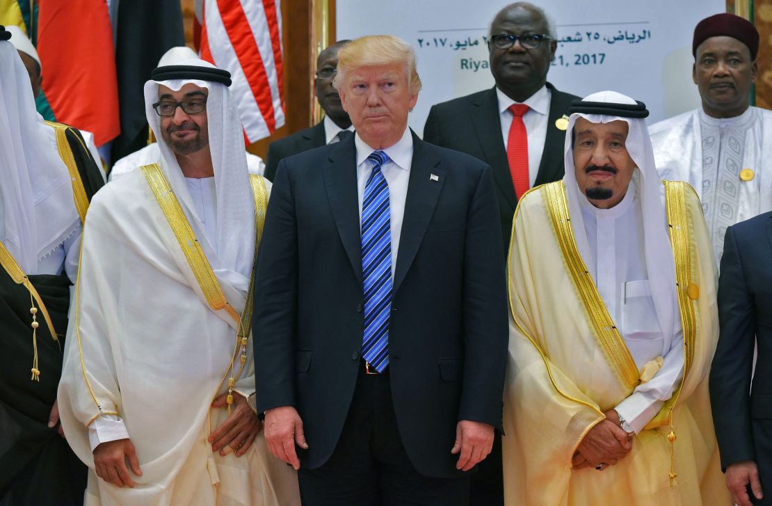 El presidente de Estados Unidos, Donald Trump (c), posa junto al rey de Arabia Saudita, Salman bin Abdulaziz al-Saud (d), y al príncipe de Abu Dhabi Mohammed bin Zayed Al Nahyan (i) durante la cumbre Árabe islámica estadounidense en Riad.