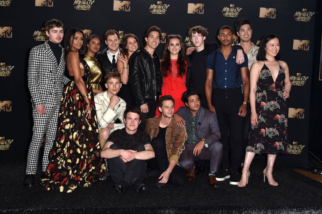 El elenco de '13 Reasons Why' posa durante los Premios MTV de Películas y Televisión el 7 de mayo del 2017.