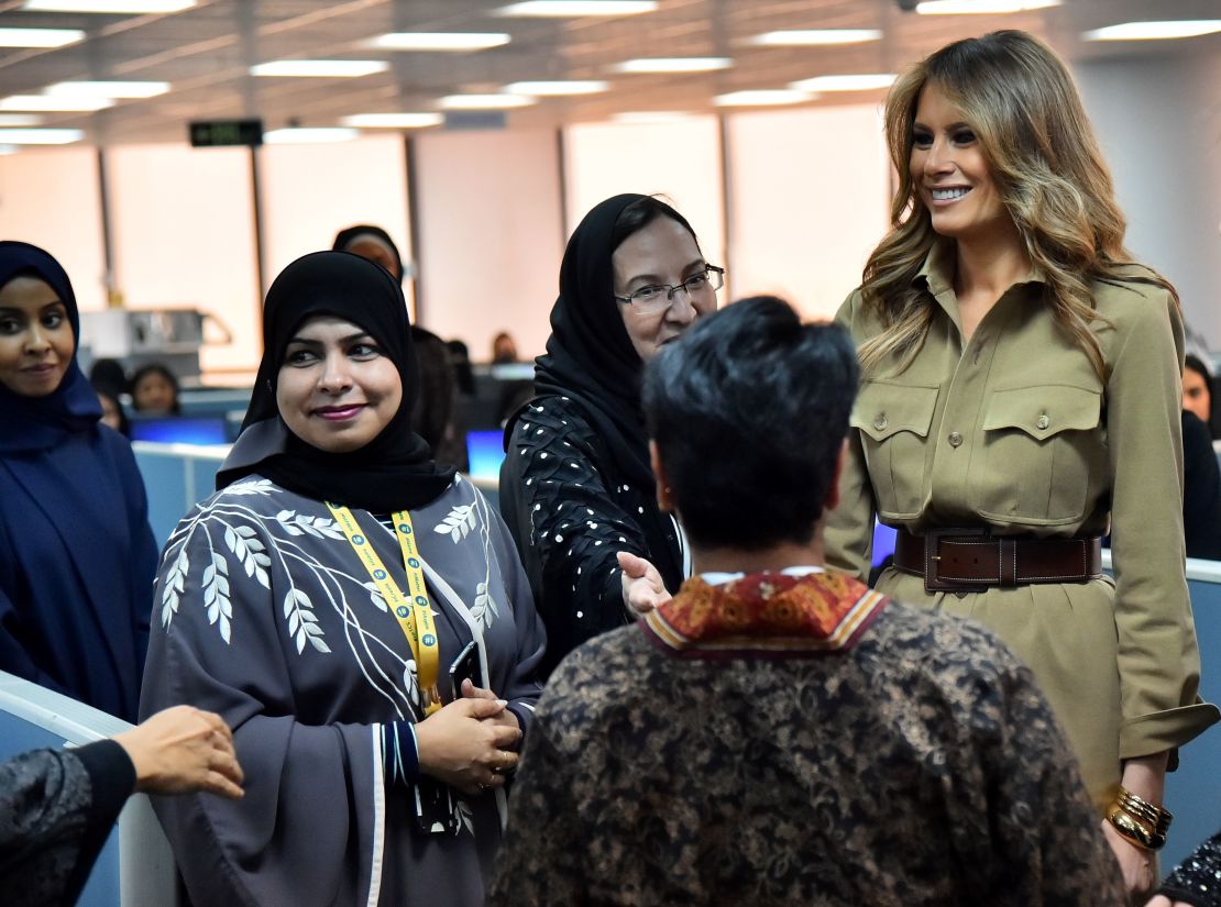 Melania Trump (d) durante una visita a una empresa de tecnología dirigida por mujeres en Riad.