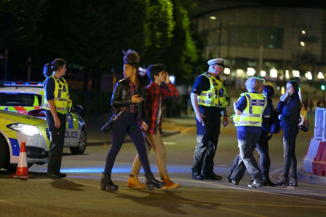 Las autoridades ordenaron el cierre de las estaciones de trenes tras el incidente, que está siendo tratado como un "probable atentado suicida".