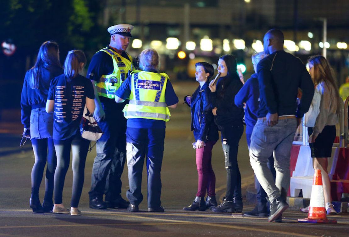 Policías cercan el área del Manchester Arena tras el atentado.