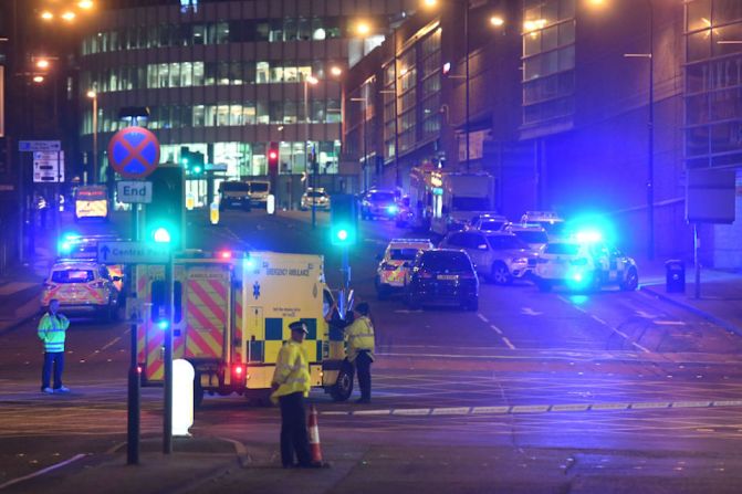 La Policía de Manchester pidió a la gente mantenerse alejada del lugar.