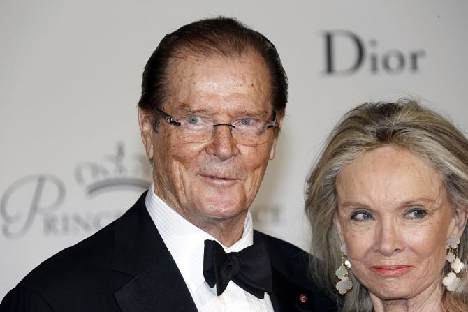 Roger Moore y su esposa Cristina Tholstrup en 2015. Según un comunicado de la familia, Moore murió en Suiza rodeado de "mucho amor".