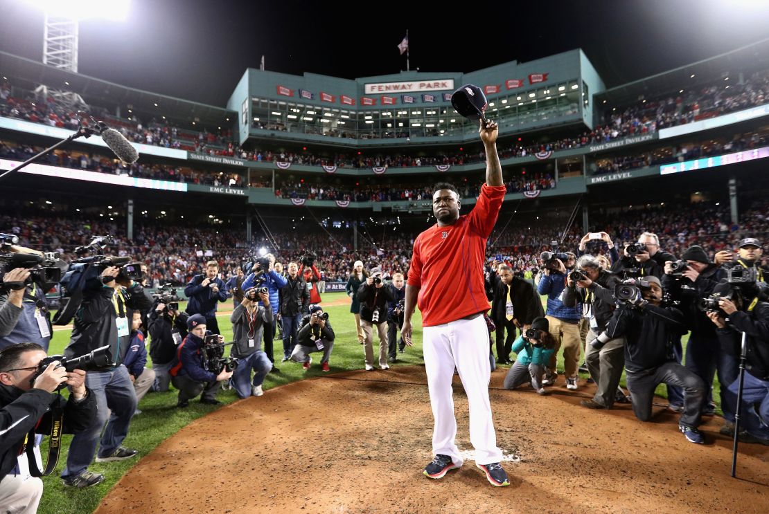 David Ortiz se quita la gorra durante un partido de final de liga contra los Indians de Cleveland el 10 de octubre del 2016.