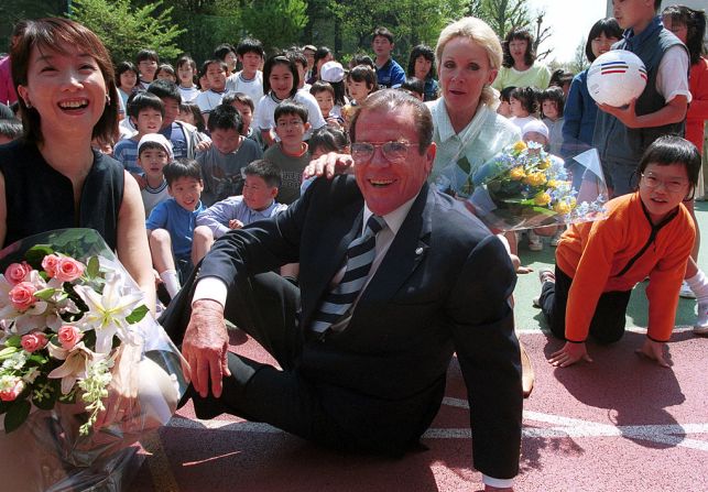 Moore en 2001 en Japón. En años recientes, el actor también había sido embajador de la Unicef.