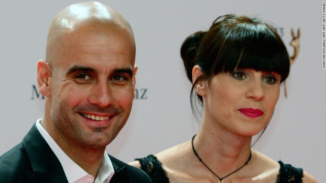 Guardiola es fotografiado junto a su esposa Christina.