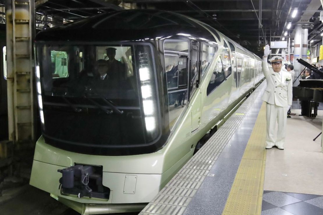 Fotografía del 1 de mayo del 2017 en la que se ve al Train Suite Shiki-Shima en la estación Ueno en Tokio.