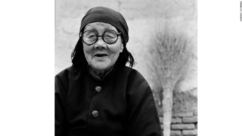 Retrato de Yang Jinge. La mujer de 91 años de edad le dijo a Farrell: "Los pies vendados eran una falta de respeto para el cuerpo; a veces era muy doloroso y yo no podía ir a otro pueblo o a la escuela. Los pies vendados es la fe ciega, se creía que nos ayudaría a tener matrimonio mejor, pero cuando me vendaron mis pies, ya era una tradición muy antigua y no era parte de la China moderna".