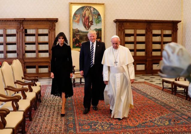 El presidente Donald Trump, su esposa Melania Trump y el papa Francisco en el Palacio Apostólico del Vaticano.