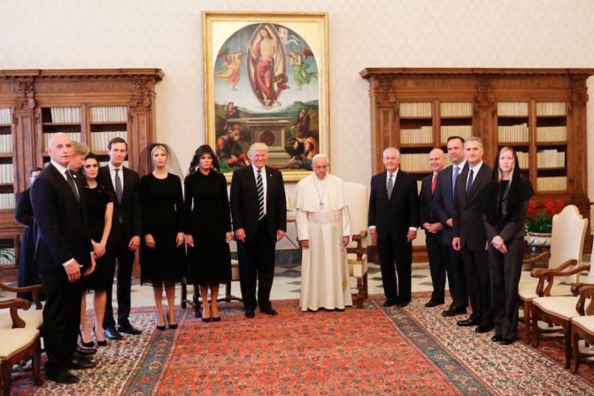 El papa Francisco posó con la delegación estadounidense. Al presidente Trump lo acompañaron su esposa Melania, su hija Ivanka Trump y su yerno y asesor Jared Kushner, entre otros.