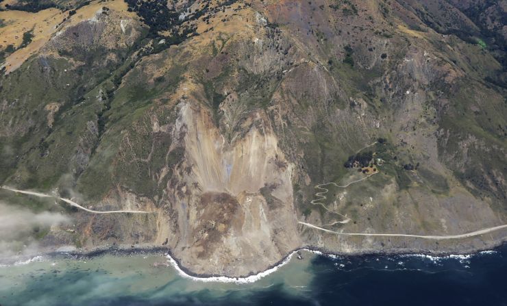 Fuertes lluvias provocaron la caída de tierra en la ruta estatal 1 en la zona de Big Sur, bloqueando el paso en el pintoresco tramo que es una importante atracción turística.