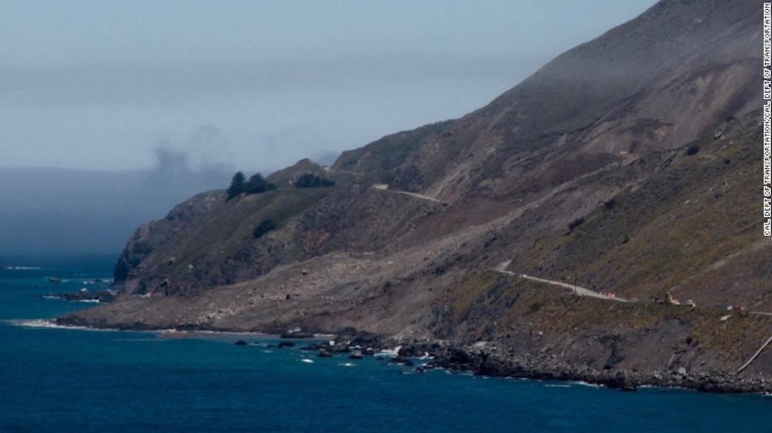 El deslizamiento bajó por la pendiente, cubrió la carretera y siguió descendiendo hasta el océano, unos 70 metros más allá de la costa.