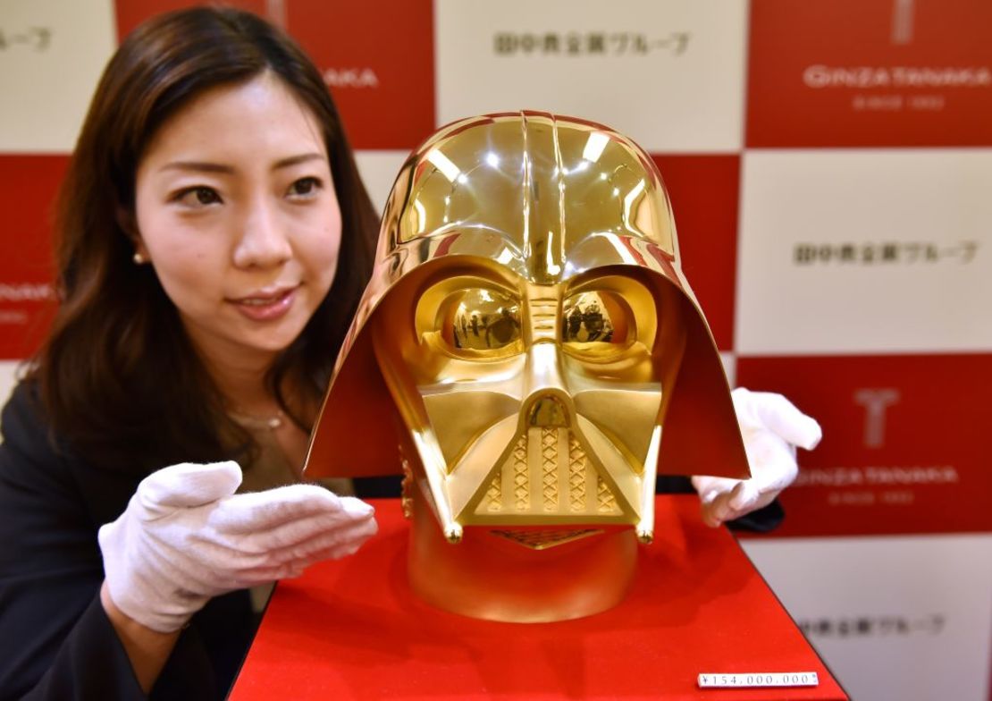 Una empleada de la joyería japonesa Tanaka Kikinzoku muestra una máscara de Darth Vader de oro puro en su tienda principal de Ginza, en Tokio.