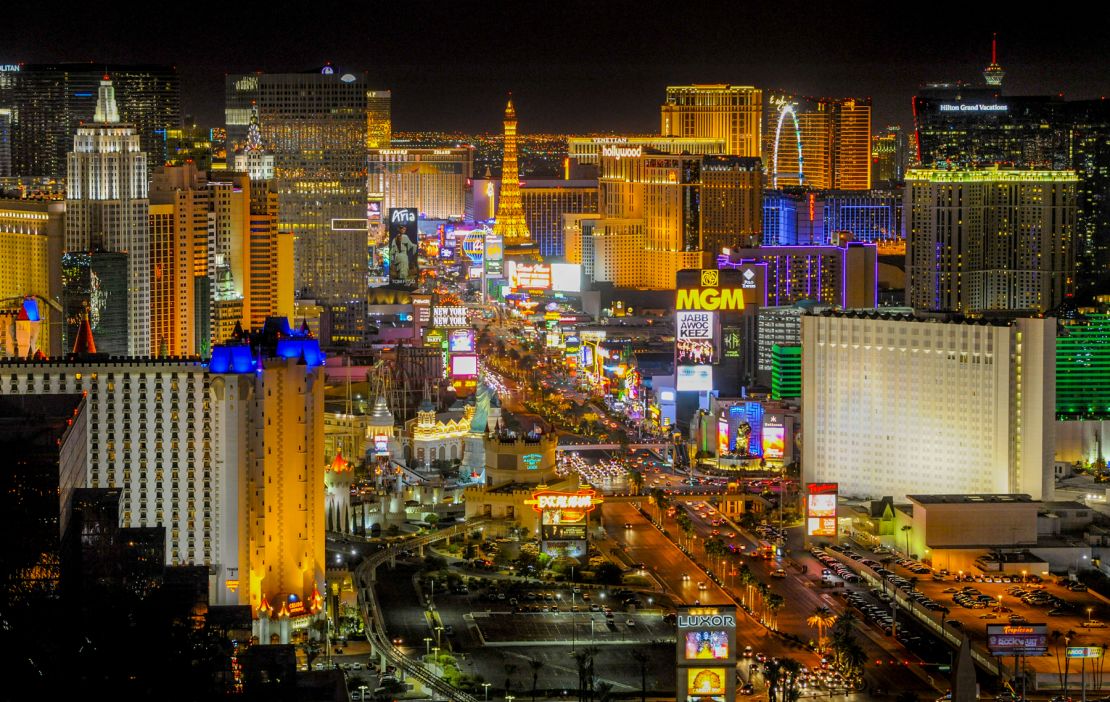 El famoso ‘Strip’ es el otro nombre que recibe Las Vegas Boulevard. Tiene una longitud de 6,4 kilómetros y es donde se encuentra la mayoría de los hoteles y casinos.