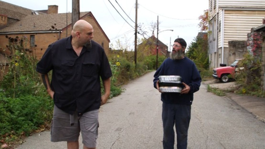 Fetterman entrega alimentos a uno de sus vecinos.