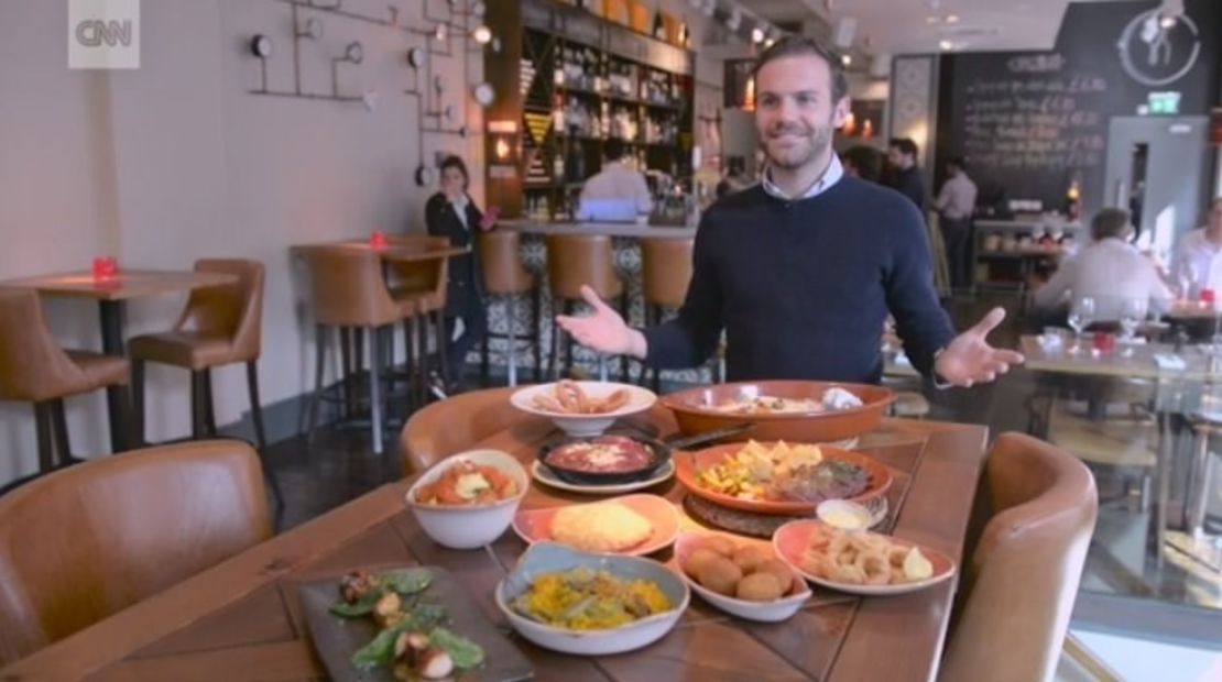 Juan Mata en su restaurante Tapas & Wine en Manchester.