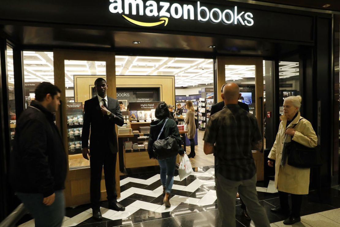 La nueva librería de Amazon abrió en el Time Warner Center este 25 de mayo de 2017. La primera librería del gigante tecnológico en Manhattan. Está ubicada en Columbus Circle y tiene un inventario de 3.000 libros.