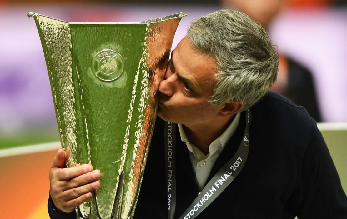 José Mourinho besa el trofeo de la Liga Europa tras la final contra el Ajax.