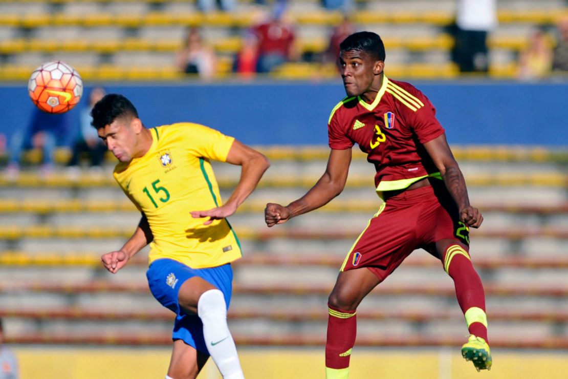 El venezolano Sergio Cordova (d) en acción durante un partido del Suramericano Sub 20 el pasado 5 de febrero en Quito (Ecuador).