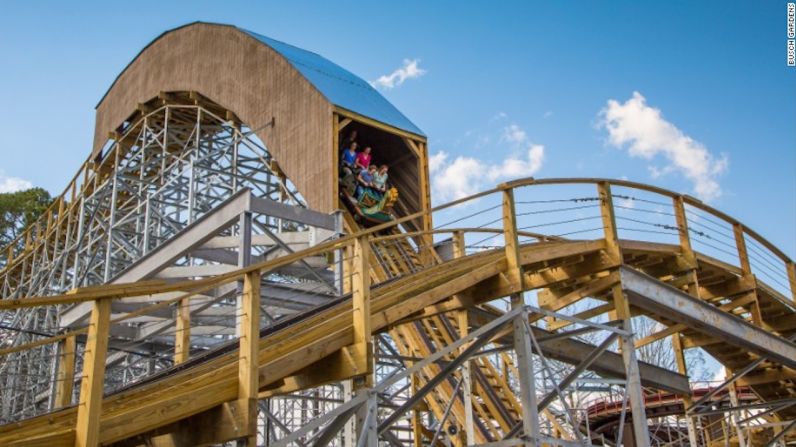 'The Invadr', Busch Gardens, Williamsburg, Virginia — La primera montaña rusa de madera de este parque se inauguró el 7 de abril. Tiene una caída de 24 metros y una pista de más de 600 metros de largo.