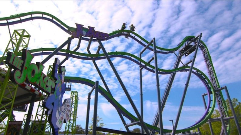 Six Flags Great America, Gurnee, Illinois — Esta montaña rusa cuya caída es de 36 metros se estrenará en varios parques Six Flag del país. “Hay varios de estos modelos en los parques Six Flags del país que se llaman Batman o Joker”, dice Lindich. “Son únicas comparadas con otras montañas rusas”. Las sillas giran cuando vas en caída y rotan y te dan la vuelta, dice el experto.