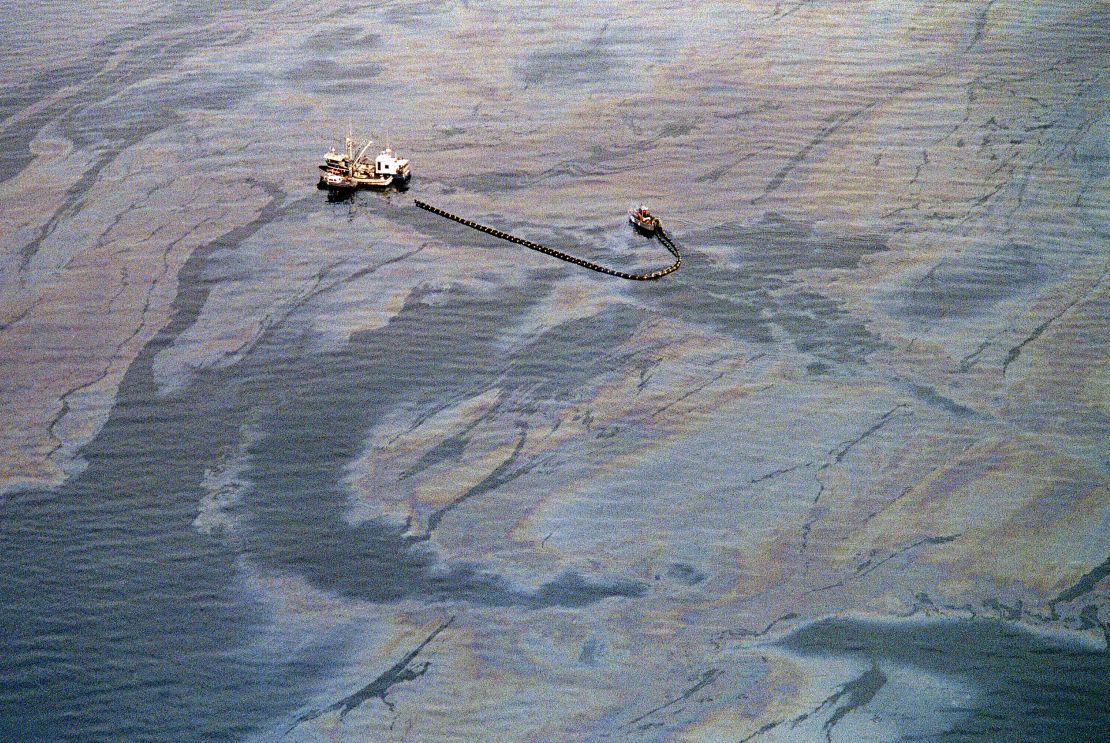 Fotografía del 1 de abril de 1989 en la que se ve una operación de limpieza en el marco del desastre Exxon Valdez en Alaska.