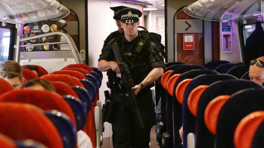 Policías armados están patrullando a bordo de los trenes por toda la nación por primera vez.