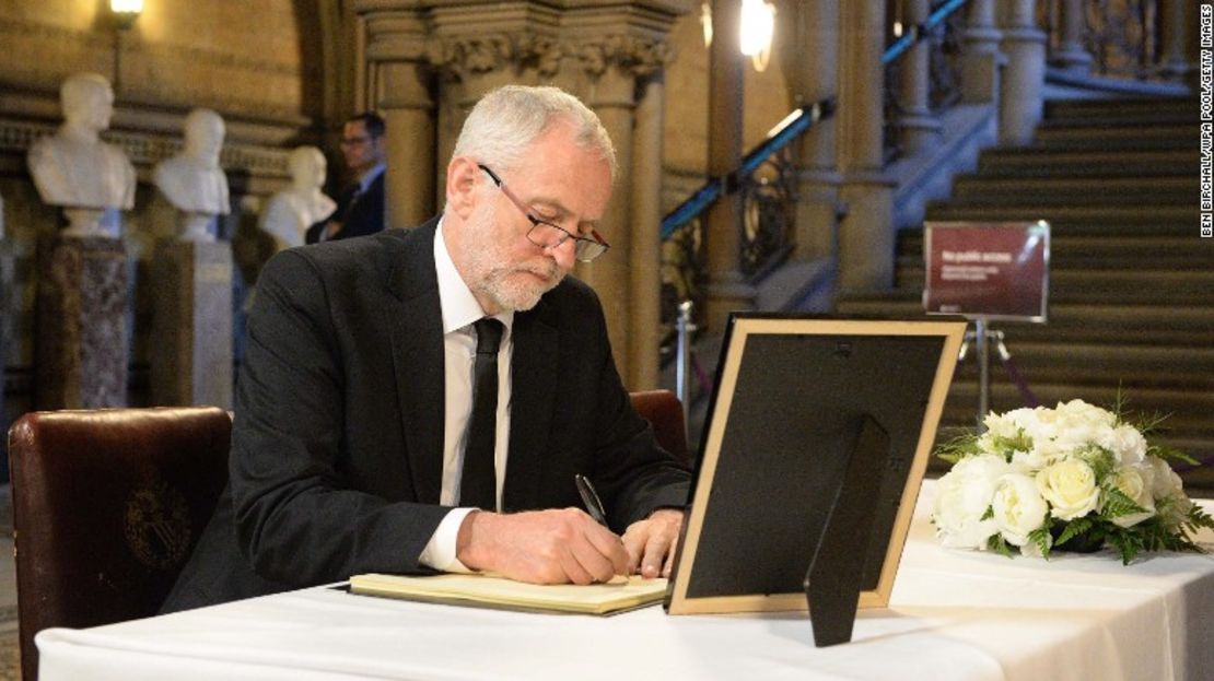 El líder laborista Jeremy Corbyn firma un libro de condolencias en el Ayuntamiento de Manchester.