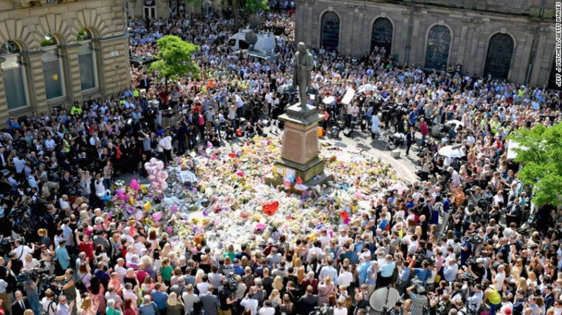 La gente se reúne en la plaza de St. Ann, en Manchester, en tributo a las víctimas.