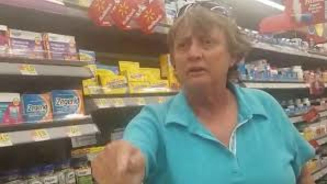 Una mujer lanzó insultos contra una compradora en un Walmart.